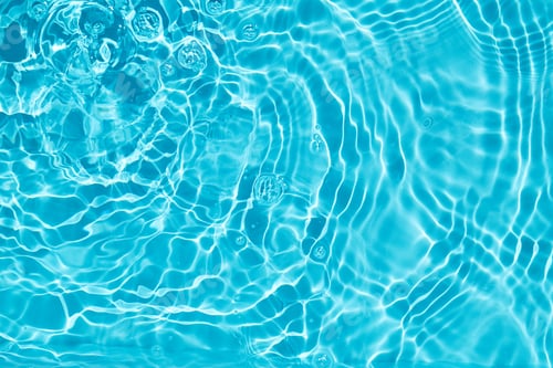 Vorschau: Kräuselnde Wasseroberfläche. Ein beruhigendes Bild von plätscherndem blauem Wasser mit
Lichtreflexen.