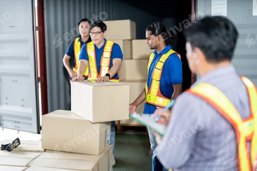 Preview: 4 men Warehouse worker open doors steel 40 feet container