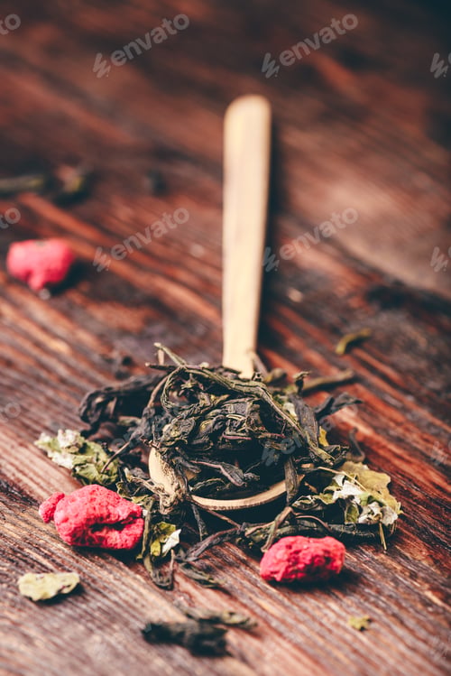 Preview: Wooden spoon of raspberry herbal tea