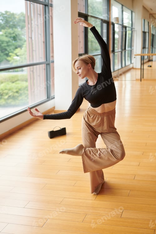 Preview: Talented Young Woman Dancing