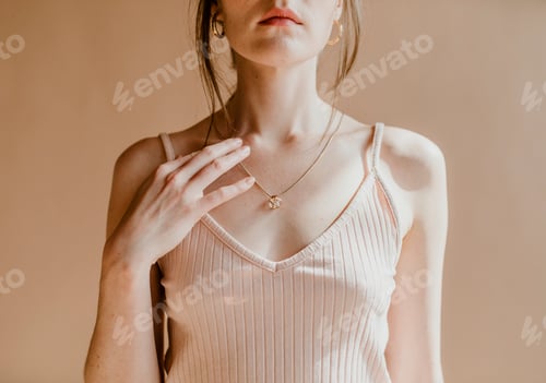 Preview: Woman in a light pink tank top