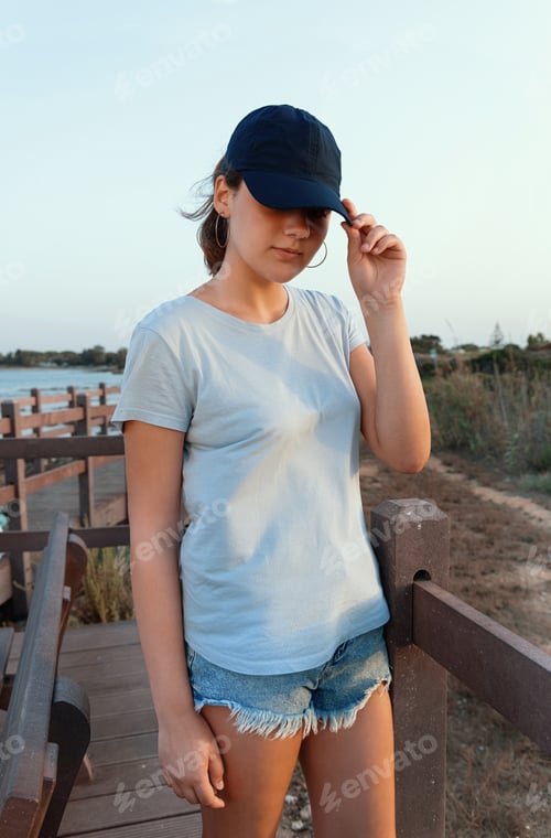 Preview: Teen girl in dark blue baseball cap and t-shirt
