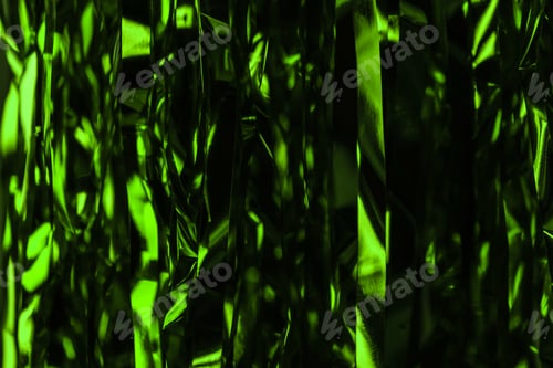 Visualização: serpentinas verdes escuras brilhantes como fundo de ano novo