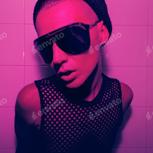 Preview: Tomboy Model in Fashion accessory Beanie cap and sunglasses. Clu