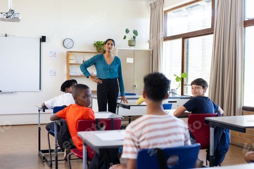 Visualização: Professora indiana em pé na sala de aula, interagindo com os alunos durante a aula