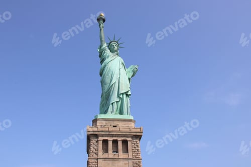 Preview: Statue of Liberty under a clear blue sky