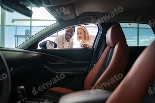 Visualização: Casal diversificado escolhendo um carro novo no showroom de uma concessionária moderna