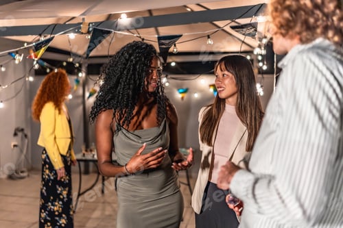 Visualização: Pessoas multiétnicas conversando durante a festa noturna no terraço