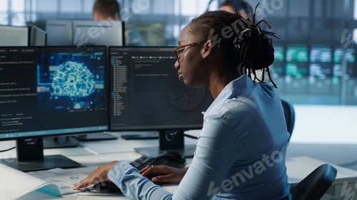 Vista previa: Mujer deja el escritorio después de terminar las tareas de programación en un centro de datos de IA