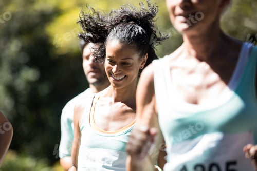 Vista previa: Atleta de maratón caminando por el parque
