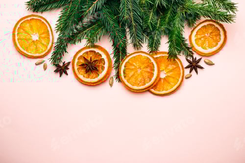 Visualização: Fundo pastel rosa de Natal de fatias de laranjas secas e ramos de abeto