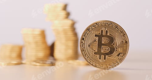 Vista previa: Bitcoin con un montón de monedas en la parte posterior