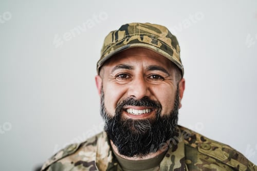 Preview: Happy male soldier looking at camera - Focus on beard