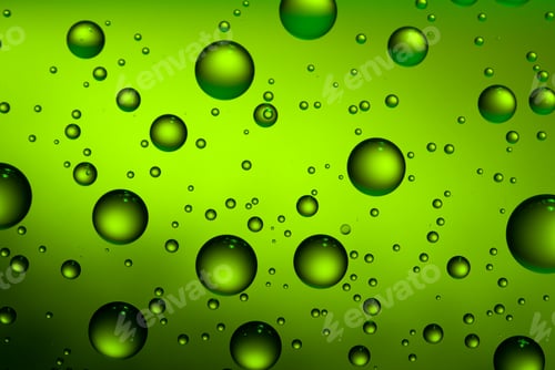 Visualização: Fundo verde abstrato com gotas de água no copo. Uma garrafa de cerveja embaçada em close-up