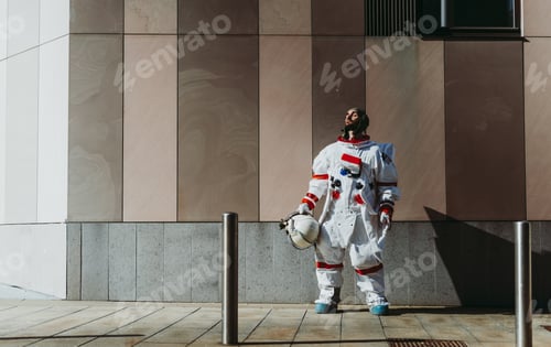 Preview: spaceman in a futuristic station