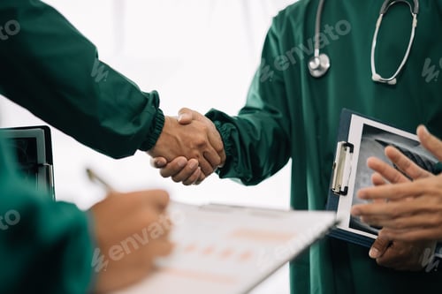 Preview: Applause, success with doctors in meeting for presentation
