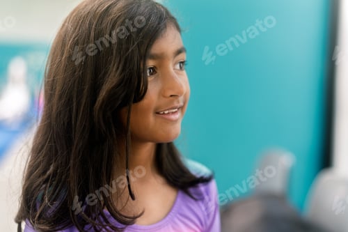 Visualização: Jovem sorrindo durante a preparação da aula de natação