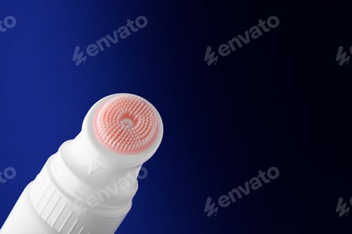 Preview: Castor nozzle for detergent. White brush on a dark blue background.