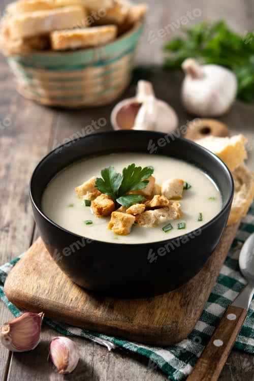 Preview: Garlic soup topped with croutons in bowl