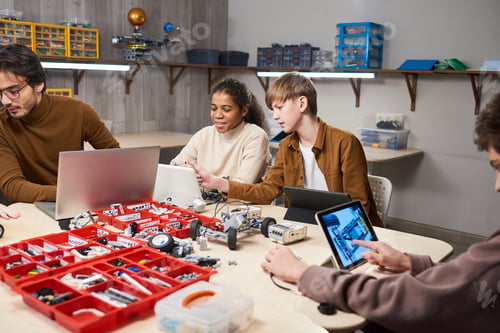 Vista previa: Teenagers making robots in robotics school