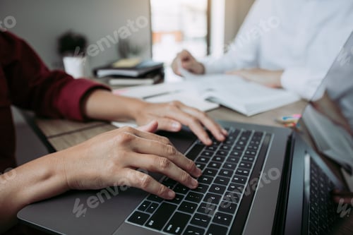Vista previa: Los amigos de los estudiantes utilizan una computadora portátil para buscar información sobre la lectura en clase.