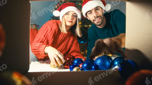 Preview: Boyfriends take balls from a box to prepare the Christmas tree