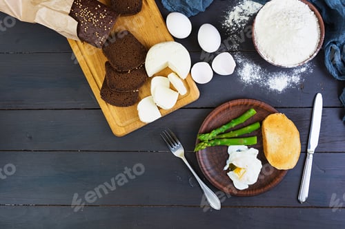 Preview: Easy breakfast. Toast, poached egg and asparagus