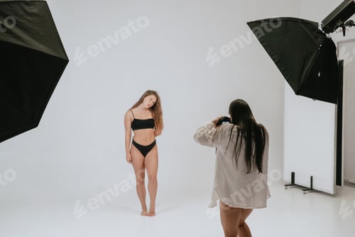 Preview: Professional male photographer taking pictures of woman model