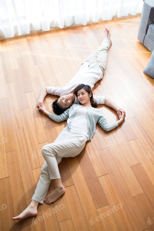 Preview: Young couple resting on wooden floor