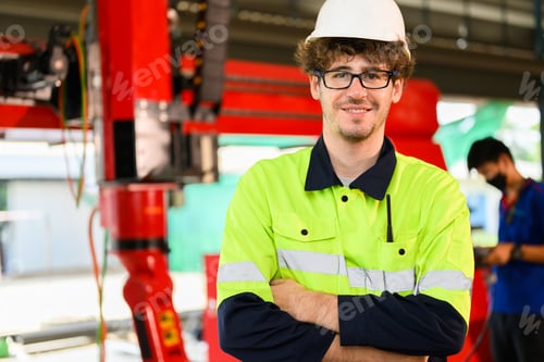 Preview: Portrait of happy male mechanical engineer in white hard hat and safety uniform