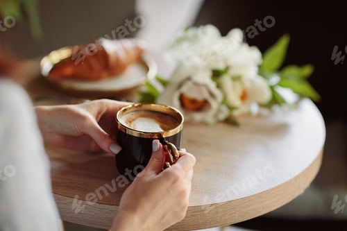 Preview: Unrecognizable woman drinking coffee in cafe