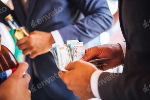 Preview: Person counting banknotes at the wedding