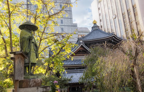 Preview: Rokkakudo Temple and Statue of Shinran in Autumn, Kyoto, Japan