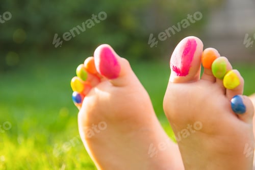 Preview: Teenage girl with painted toes outdoors, closeup
