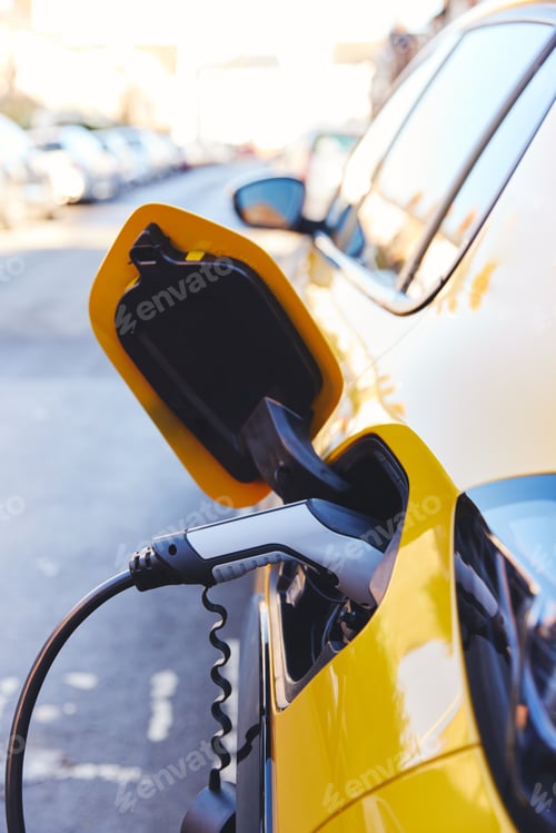 Visualização: Carro elétrico conectado fora da casa