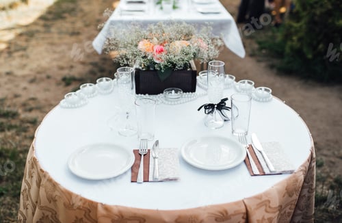 Preview: elegant wedding decorations made of natural flowers