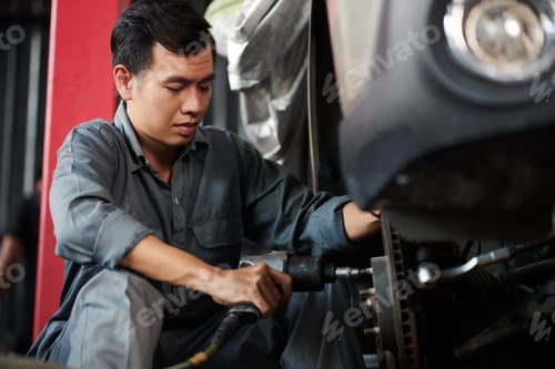 Preview: Mechanic Removing Lug Nuts