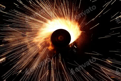 Visualização: Objeto de metal emitindo faíscas brilhantes, fogos de artifício em um ambiente mal iluminado