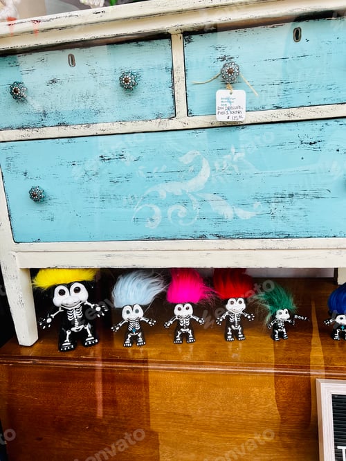 Preview: Trolls in a storefront.
