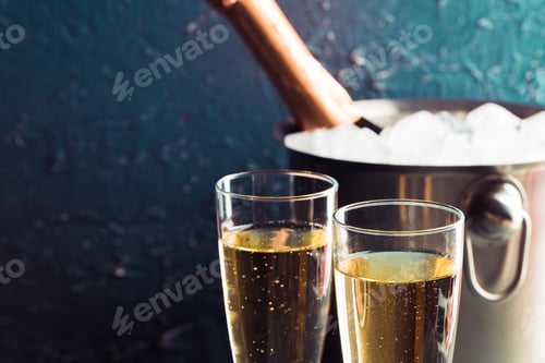 Preview: Champagne bottle in bucket with ice and glasses of champagne