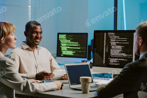 Vista previa: Especialistas en seguridad de datos durante la reunión