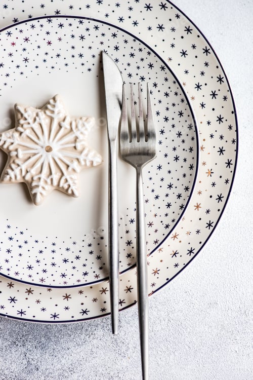 Preview: Christmas place setting in minimalistic style with white plates and silverware