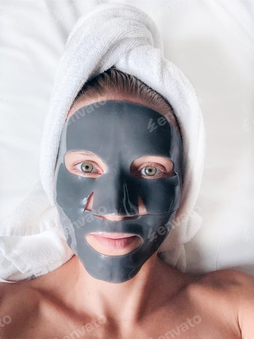 Preview: Woman wearing face mask