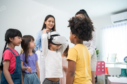 Vorschau: Kaukasische schöne Lehrerin, die in der Schule Aktivitäten mit Kindern macht. Zimmer.