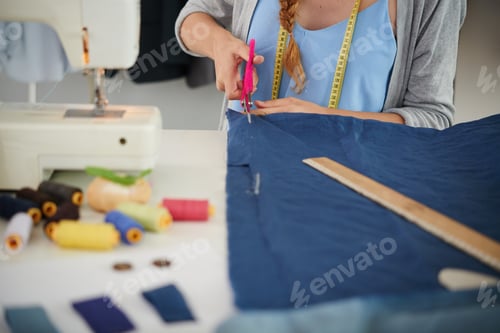 Preview: Cutting fabric