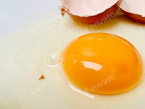 Preview: Egg yolk with broken shells