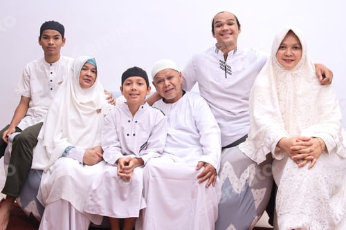Preview: Potrait of family muslim smiling and looking at camera