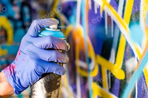 Visualização: artista desenhando grafite à mão com a tinta spray em aerossol na lata de parede