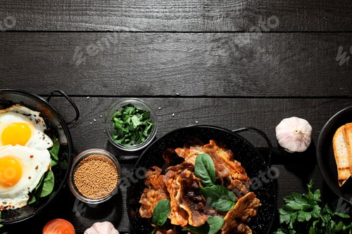 Preview: Tasty breakfast and delicious meat food concept - fried bacon