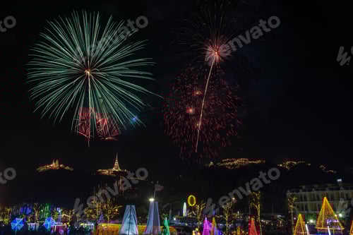 Visualização: Linda exibição de fogos de artifício.